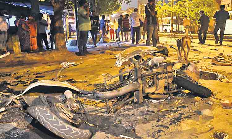 అట్టుడికిన హస్తిన..హనుమాన్‌ శోభాయాత్రపై రాళ్లు