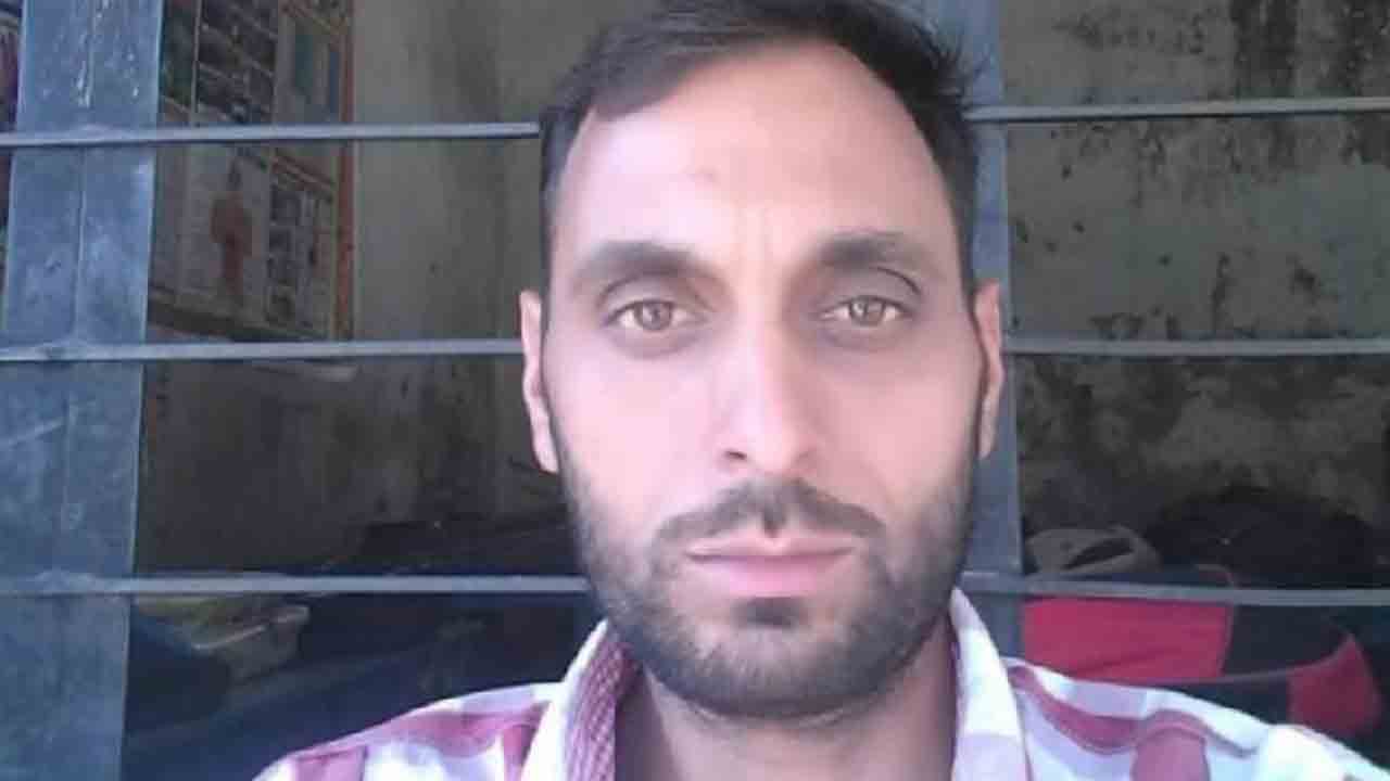 నుదుటిపై తిల‌కం.. అమ్మాయిని చిత‌క‌బాదిన టీచ‌ర్