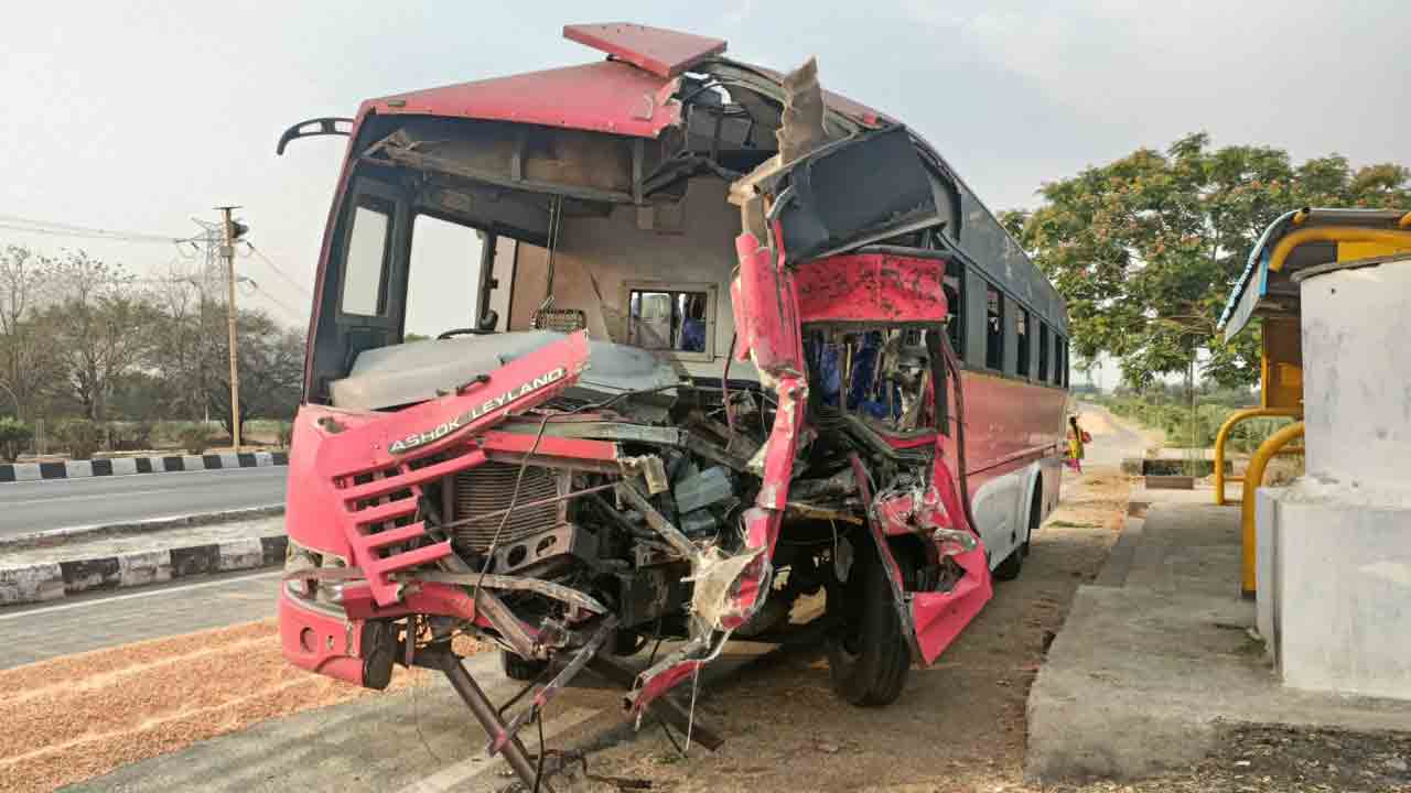 నిజామాబాద్ జిల్లాలో ఆగిఉన్న లారీని ఢీకొట్టిన ఆర్టీసీ బస్సు..
