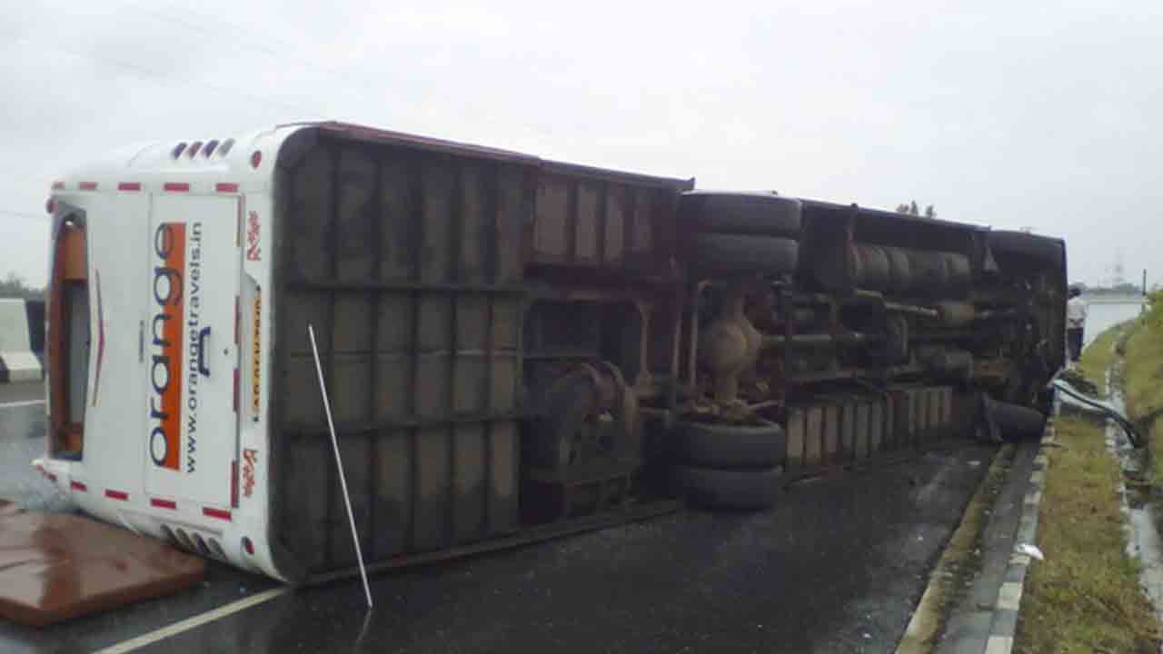 అతివేగం.. మిర్యాలగూడలో బోల్తాపడిన ఆరెంజ్‌ ట్రావెల్స్‌ బస్సు