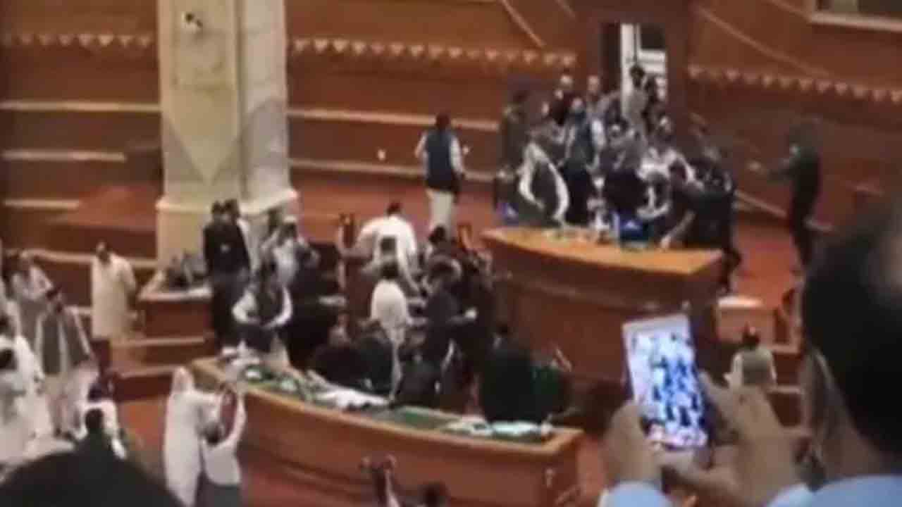 పాక్ పంజాబ్ అసెంబ్లీలో రగడ… డిప్యూటీ స్పీకర్‌పై పీటీఐ సభ్యుల దాడి