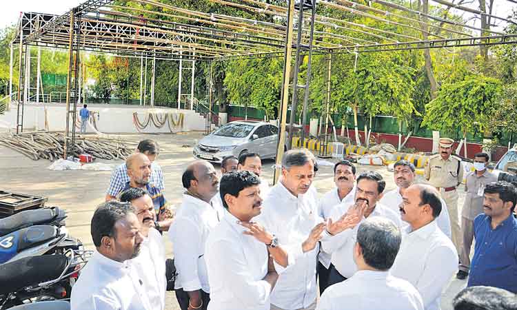 ఢిల్లీ దద్దరిల్లేలా ధర్నా