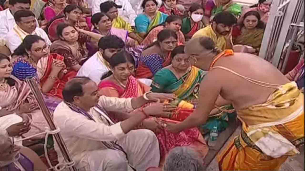 భద్రాచల రామయ్యకు పట్టువస్త్రాలు సమర్పించిన మంత్రులు