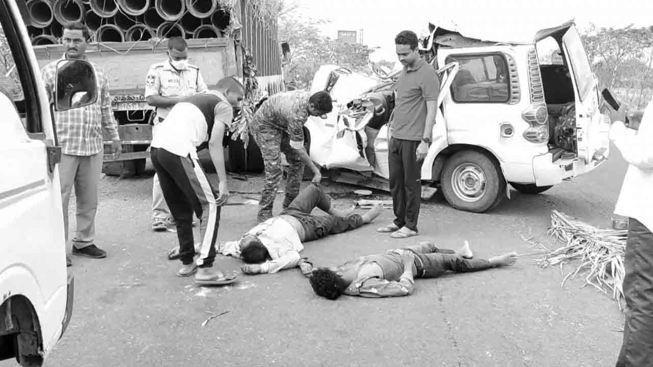 పెద్దపల్లిలో డీసీఎంను ఢీకొట్టిన కారు.. ఇద్దరు దుర్మరణం