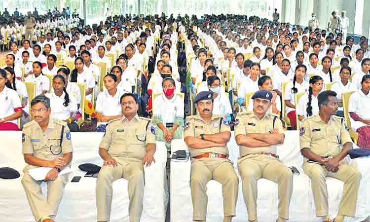 పోలీసు ఫ్రీ కోచింగ్‌!