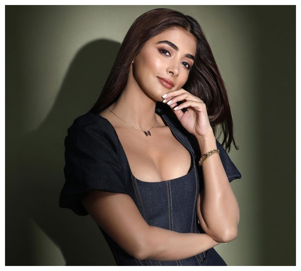 Pooja Hegde | మినీ స్క‌ర్ట్‌లో పూజా హెగ్డే గ్లామ‌ర్ షో..
