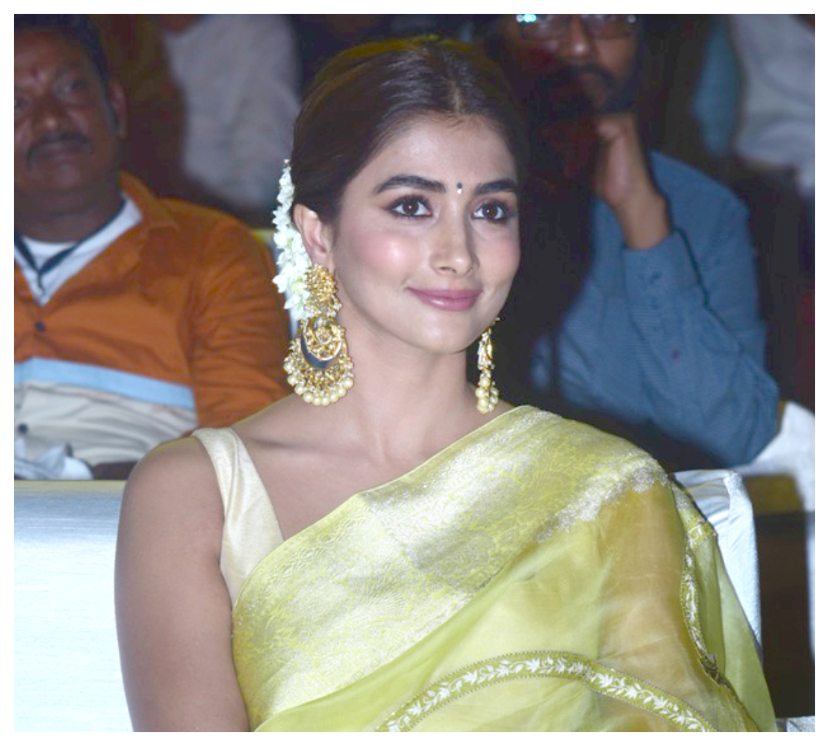 Pooja Hegde | ఆచార్య ప్రీ రిలీజ్ ఈవెంట్‌లో పూజా హెగ్డే మెరుపులు..