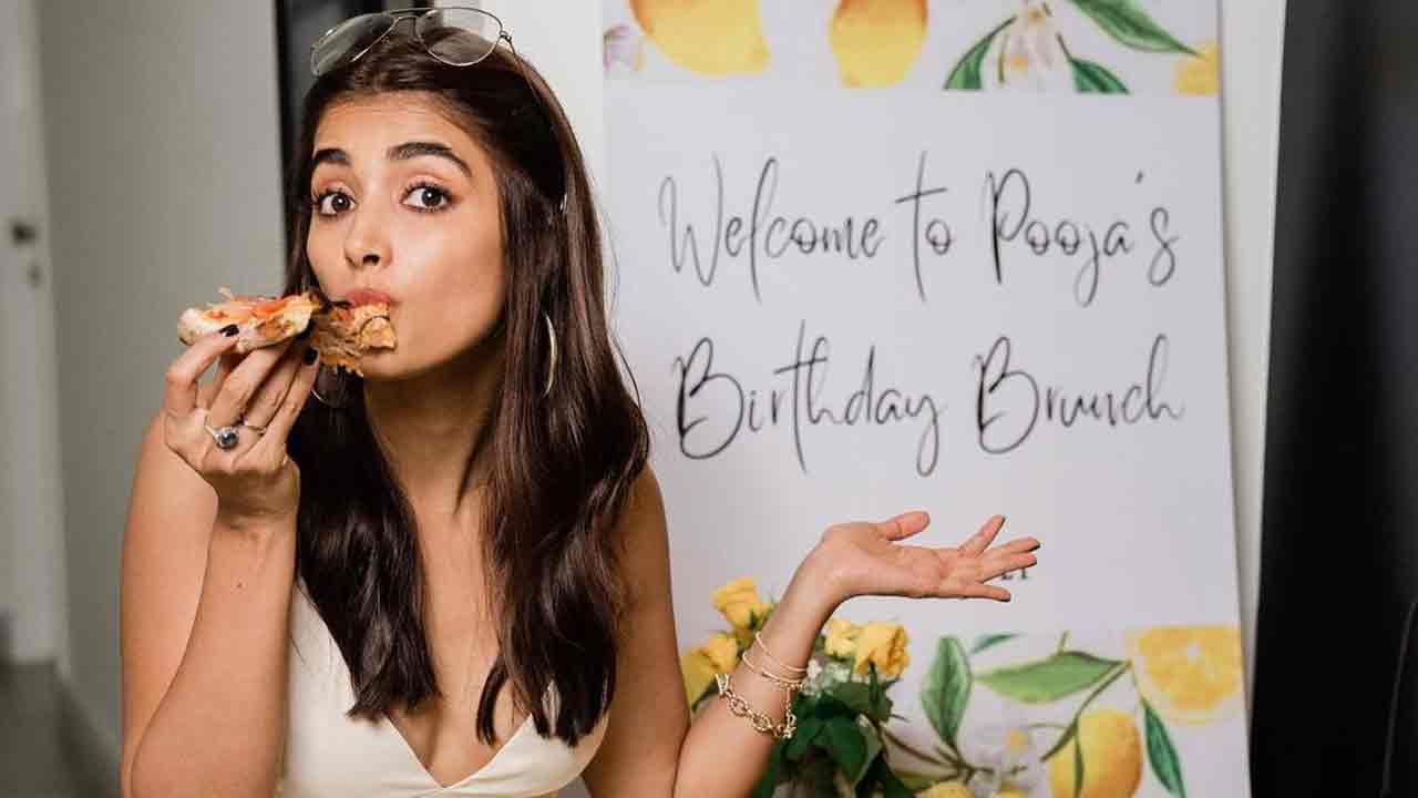 న‌త్త‌గుల్ల‌లు లొట్ట‌లేసుకుంటూ తింటానంటున్న పూజా హెగ్డే.. బుట్ట బొమ్మ‌ ఇష్ట‌మైన ఫుడ్ ఏంటంటే..