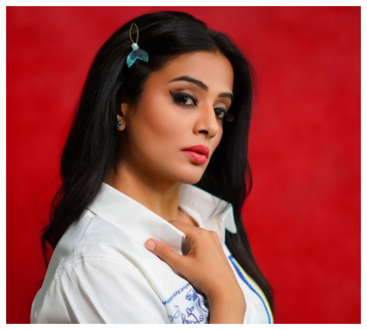 Monii Raj Priya Mani Raj | మినీ స్కర్ట్లో వయ్యారాలు ఒలకబోస్తున్న ప్రియమణి ...