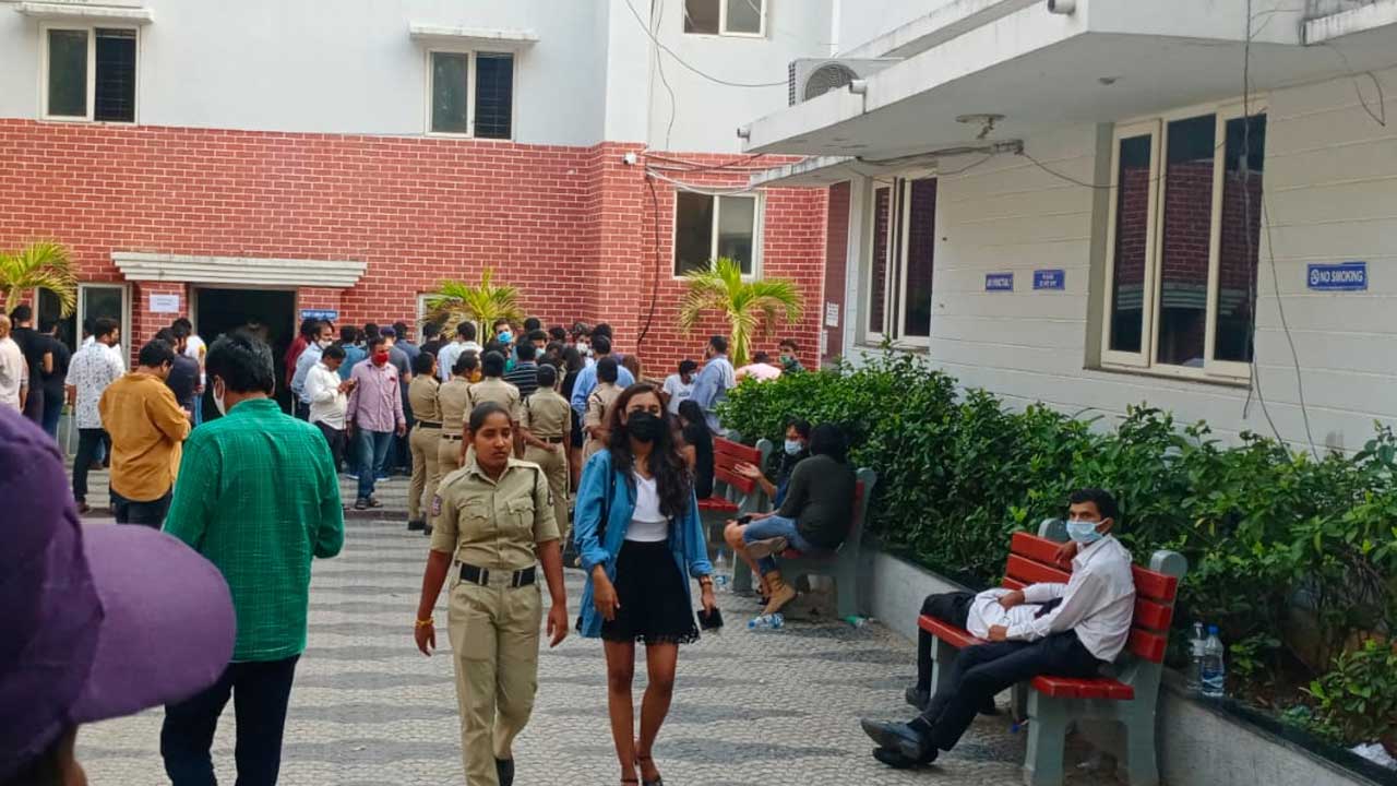 బంజారాహిల్స్‌ రాడిసన్‌  బ్లూ హోటల్‌పై పోలీసుల దాడులు.. అదుపులో రాహుల్ సిప్లిగంజ్