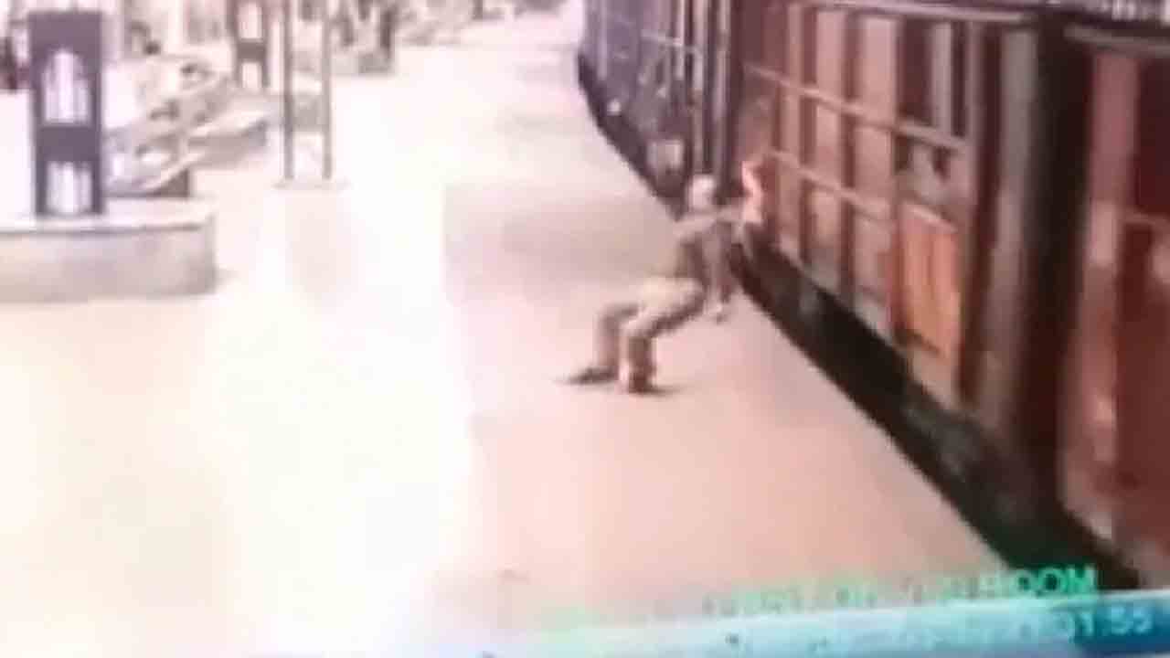 Viral Video: మూర్ఛతో గూడ్స్‌ రైలు కింద పడి… రైల్వే కానిస్టేబుల్‌ మృతి