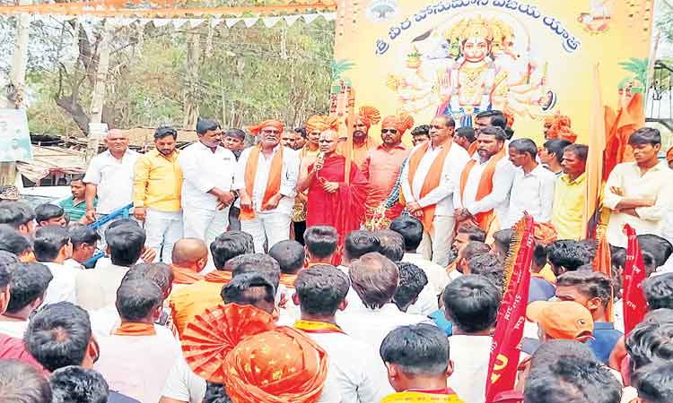 హనుమాన్‌ శోభాయాత్రలో పాల్గోన్న త్రిదండి దేవనాథ్‌ జీయర్‌ స్వామీజీ