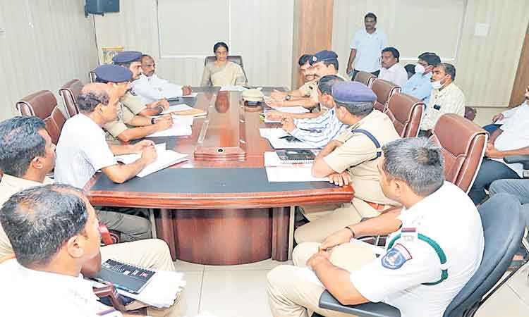 రోడ్డు ప్రమాదాల నివారణకు చర్యలు చేపట్టండి