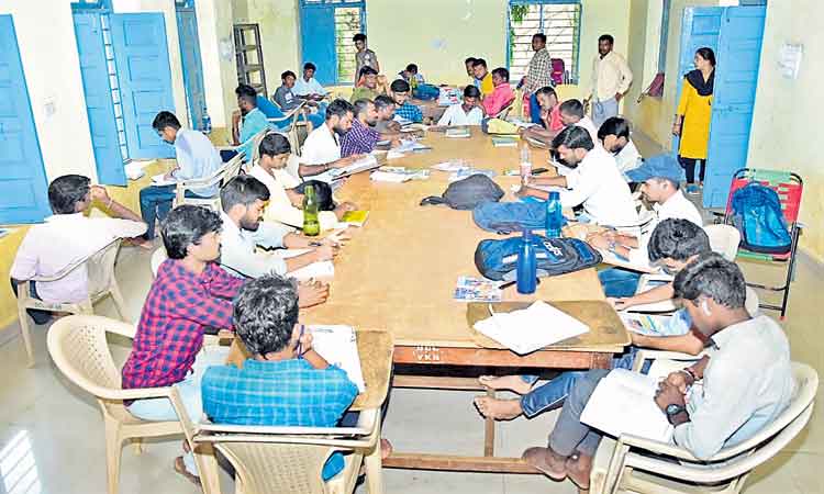 కొలువుల వేళ కీలకంగా మారిన గ్రంథాలయాలు