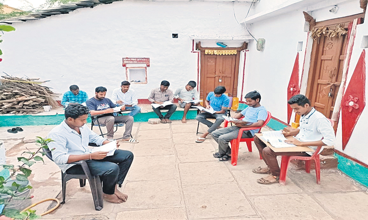 ఉద్యోగం కోసం..యువత కుస్తీ