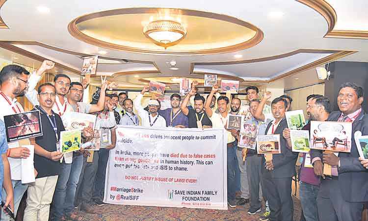 గృహహింస కేసులుమాకు నరకమే