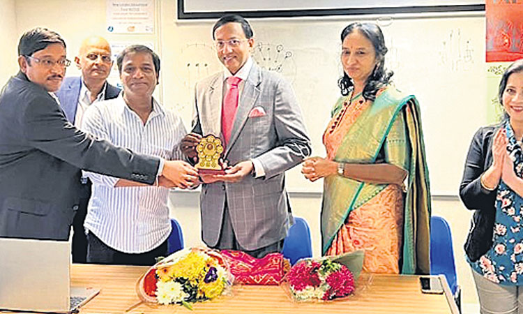 డాక్టర్ రఘురామ్కు లండన్లో సన్మానం