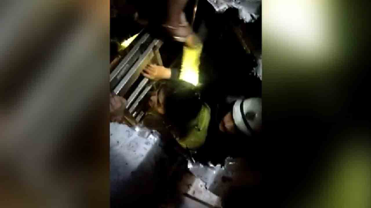 Watch: లిఫ్ట్‌లో చిక్కుకున్న వివాహ అతిథులు… రక్షించిన అగ్నిమాపక సిబ్బంది