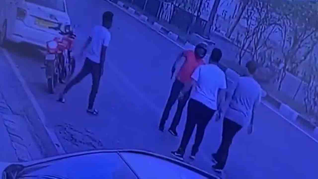 Video | తుపాకీతో బెదిరించి.. నడిరోడ్డుపైనే దోపిడీ..