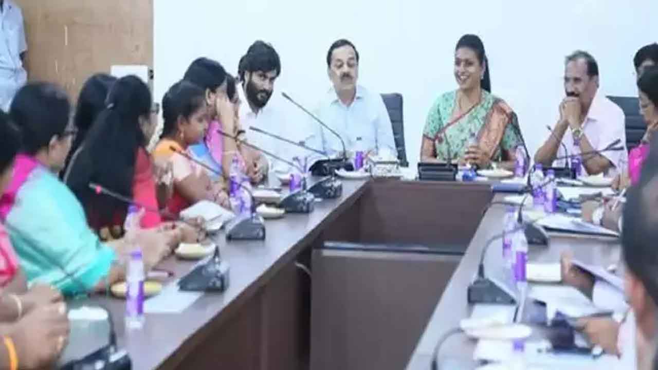 నేనే ప్రత్యేక అంబాసిడర్‌ను.. కళాకారులకు ఐడీ కార్డులు: ఏపీ మంత్రి రోజా