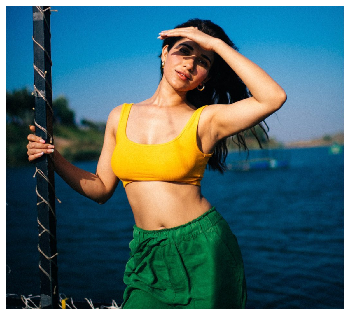 Ruhani Sharma | సాగ‌ర తీరాన హీటెక్కిస్తున్న రుహాని శర్మ సొగసులు..