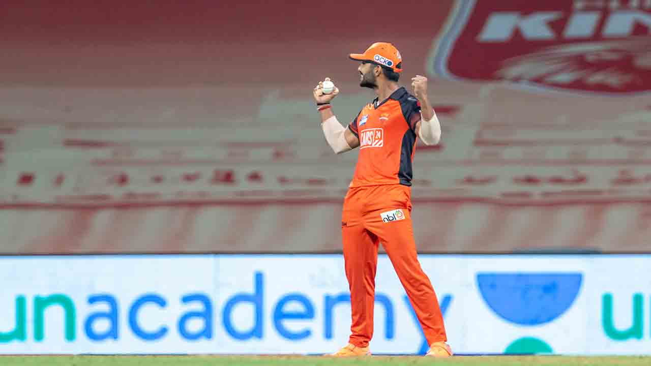 SRH vs GT | తొలి వికెట్ కోల్పోయిన గుజరాత్.. ఫామ్‌‌లో ఉన్న గిల్ అవుట్