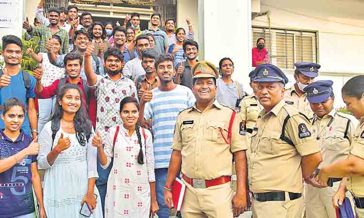 పోలీస్ కొలువు.. కసితో గెలుపు