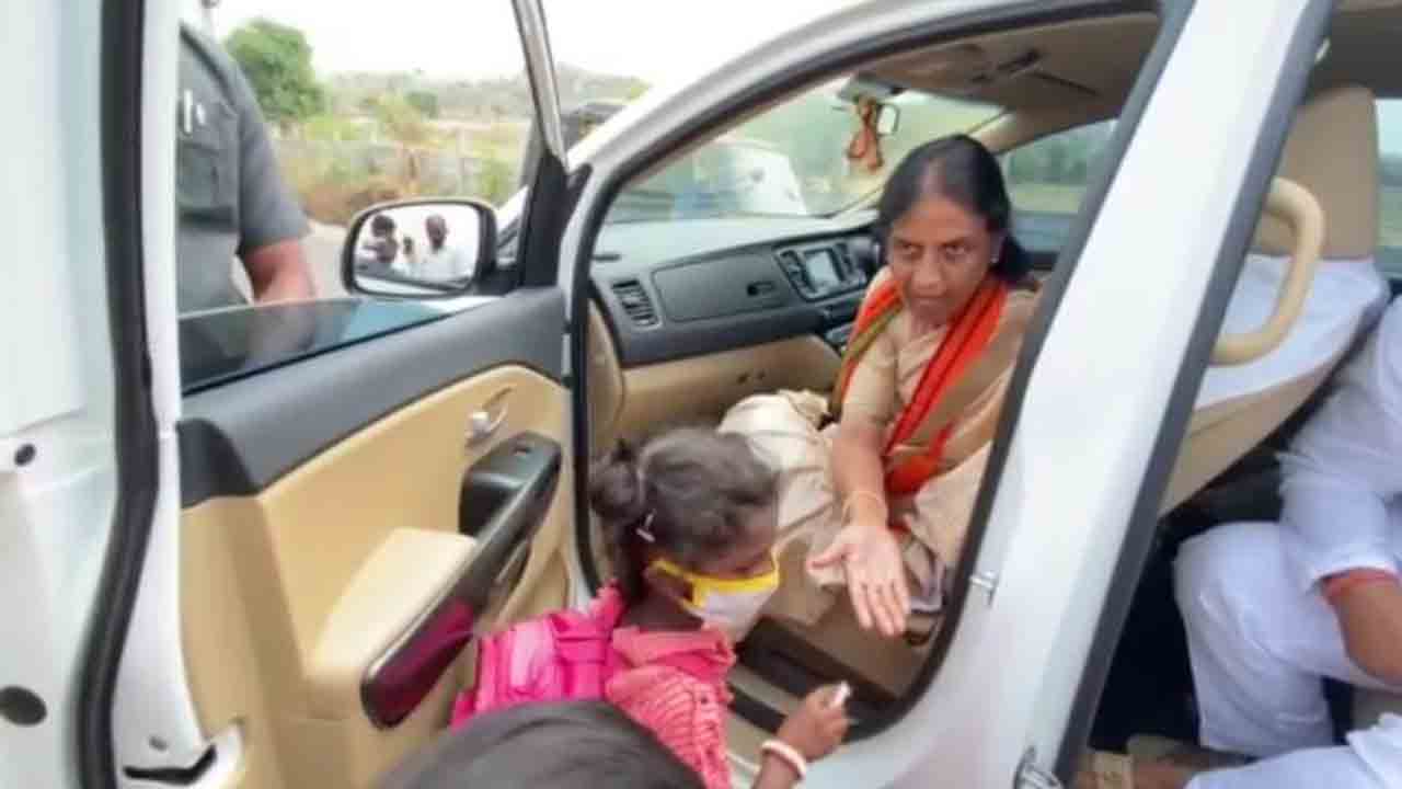 మండుటెండ‌లో న‌డుస్తున్న విద్యార్థులు.. మాన‌వ‌త్వం చాటుకున్న మంత్రి స‌బిత‌.. వీడియో