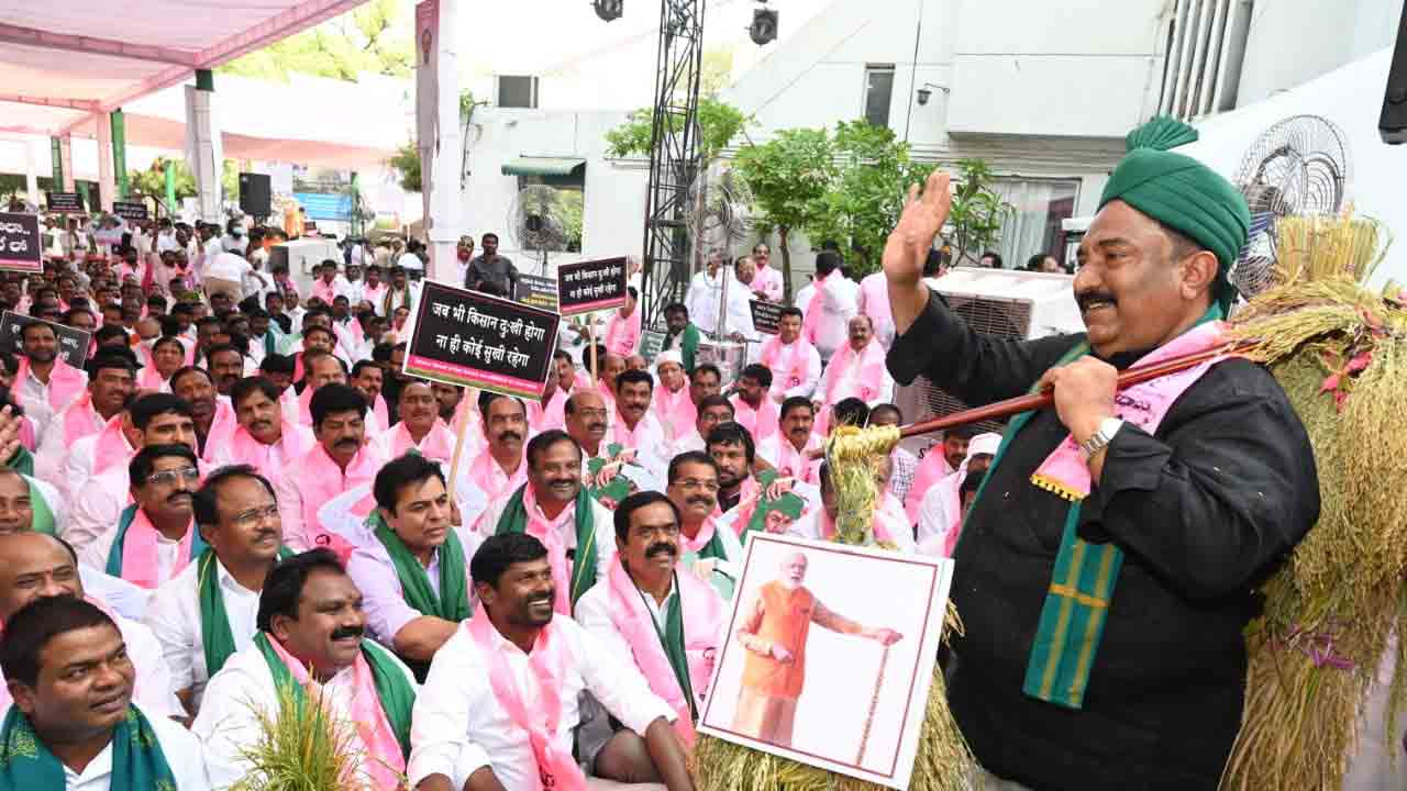 టీఆర్ఎస్ దీక్ష‌లో ప్ర‌త్యేక ఆక‌ర్ష‌ణ‌గా నిలిచిన ఎమ్మెల్యే సండ్ర‌