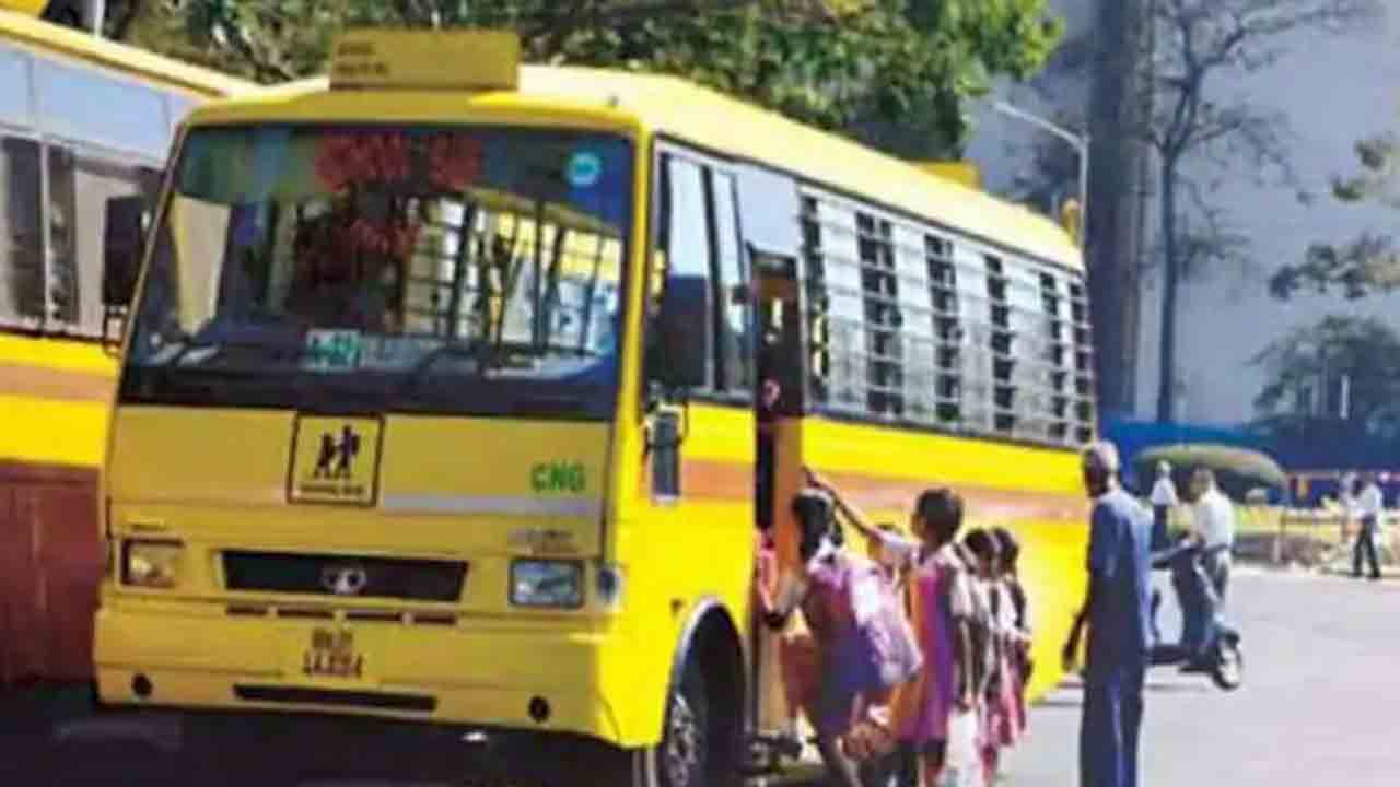 స్కూల్‌ బస్సు నుంచి బయటకు చూస్తున్న విద్యార్థి… స్తంభానికి తల తగిలి మృతి