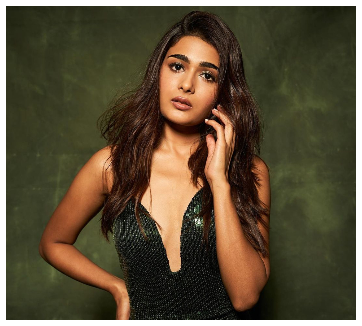 Shalini Pandey | మినీ స్క‌ర్ట్‌లో మెరిసిపోతున్న షాలిని పాండే..