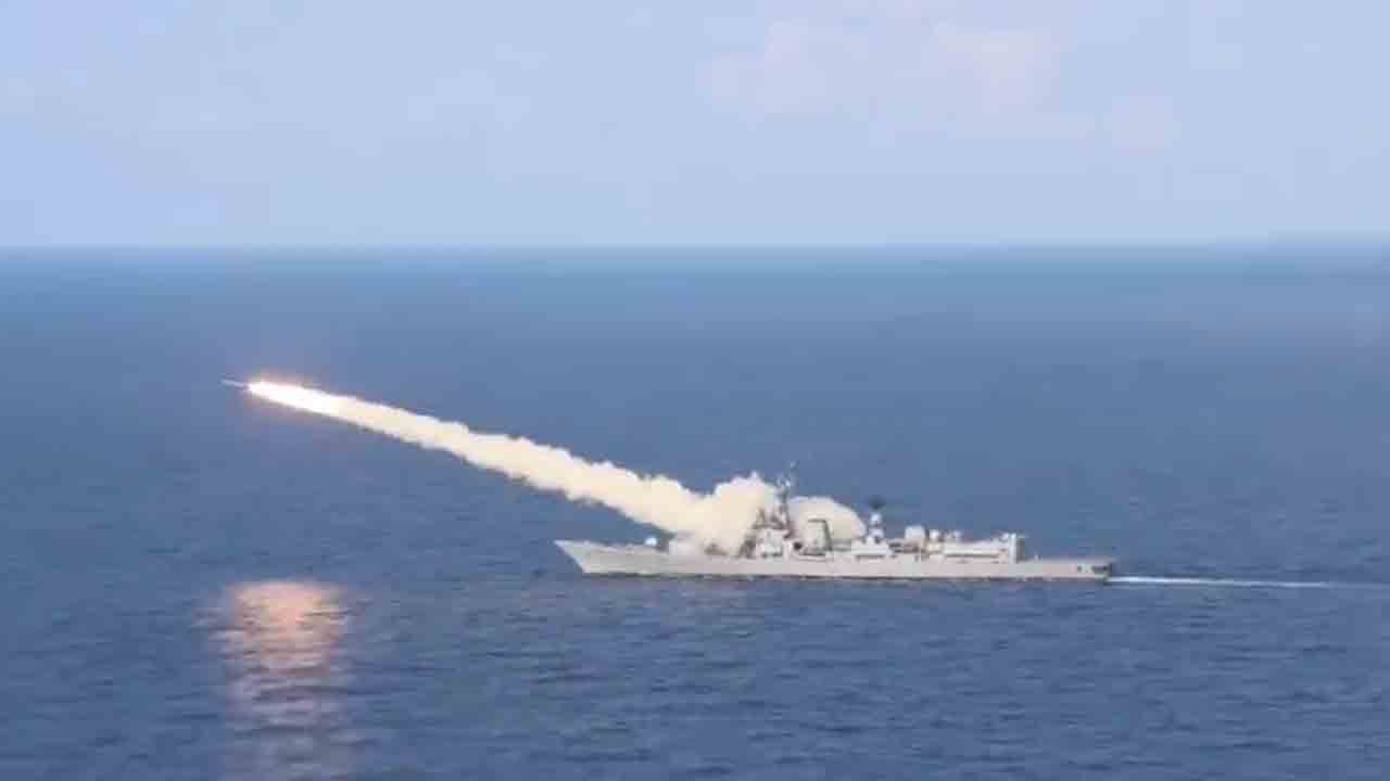 బ్రహ్మోస్ సూపర్‌సోనిక్ క్షిపణి పరీక్ష విజయవంతం… పాత నౌక ధ్వంసం