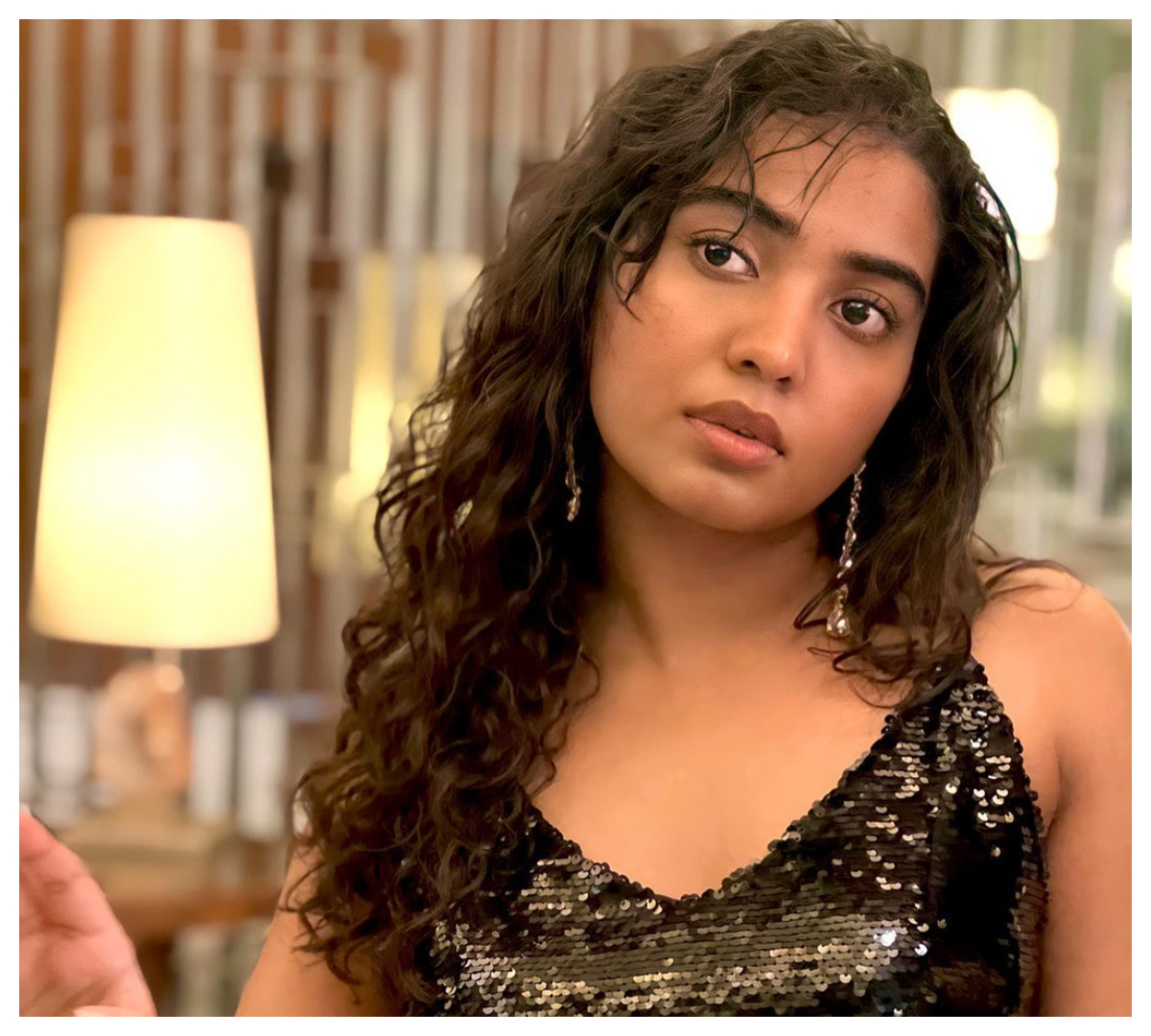 Shivathmika Rajashekar | మెరిసే బ్లాక్ క‌ల‌ర్ టాప్‌లో హీటెక్కిస్తున్న దొర‌సాని..