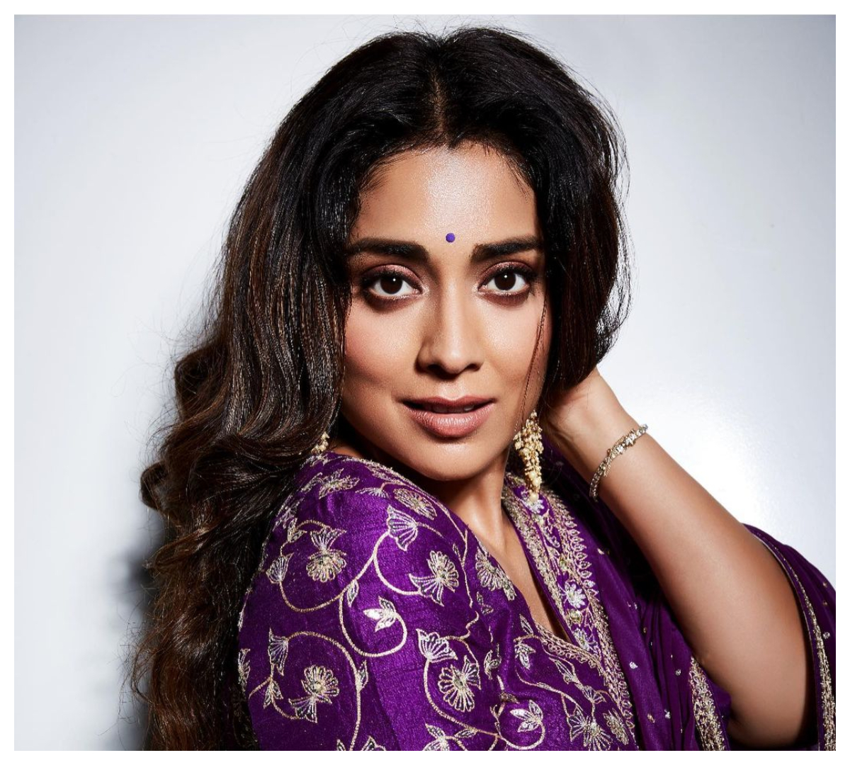 Shriya Saran | ప‌ర్ఫూల్ క‌ల‌ర్ శారీలో కైపెక్కిస్తున్న శ్రియా సరన్..