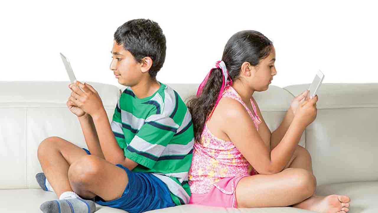 మీ పిల్ల‌లు ఫోన్ల‌కు అతుక్కుపోతున్నారా? ఆ అల‌వాటు ఇలా మాన్పించండి