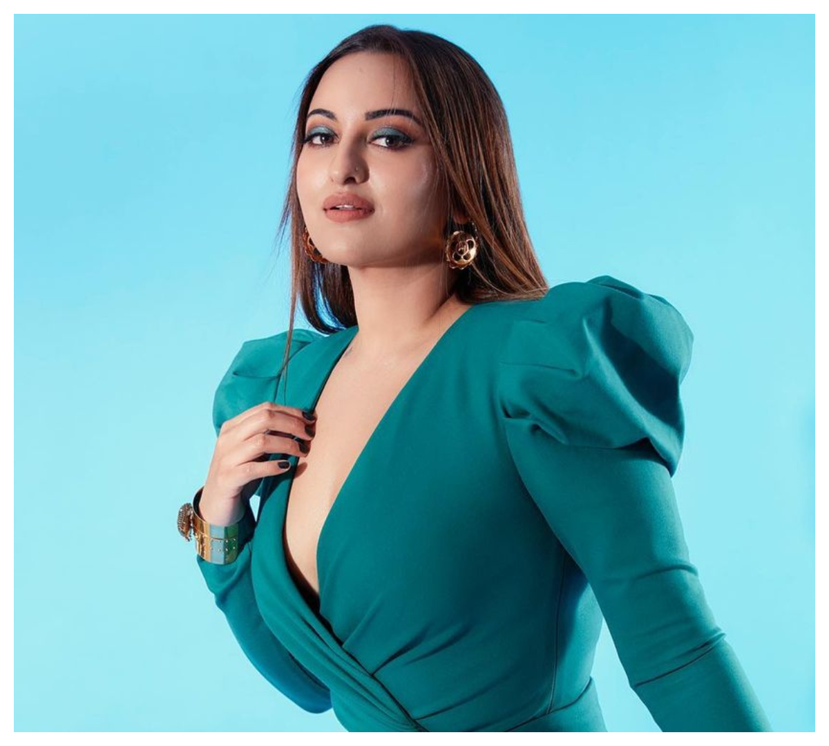 Sonakshi Sinha | టైట్‌ఫిట్ డ్రెస్‌లో ప‌రువాలు ఒల‌క‌బోసిన సోనాక్షి సిన్హా..