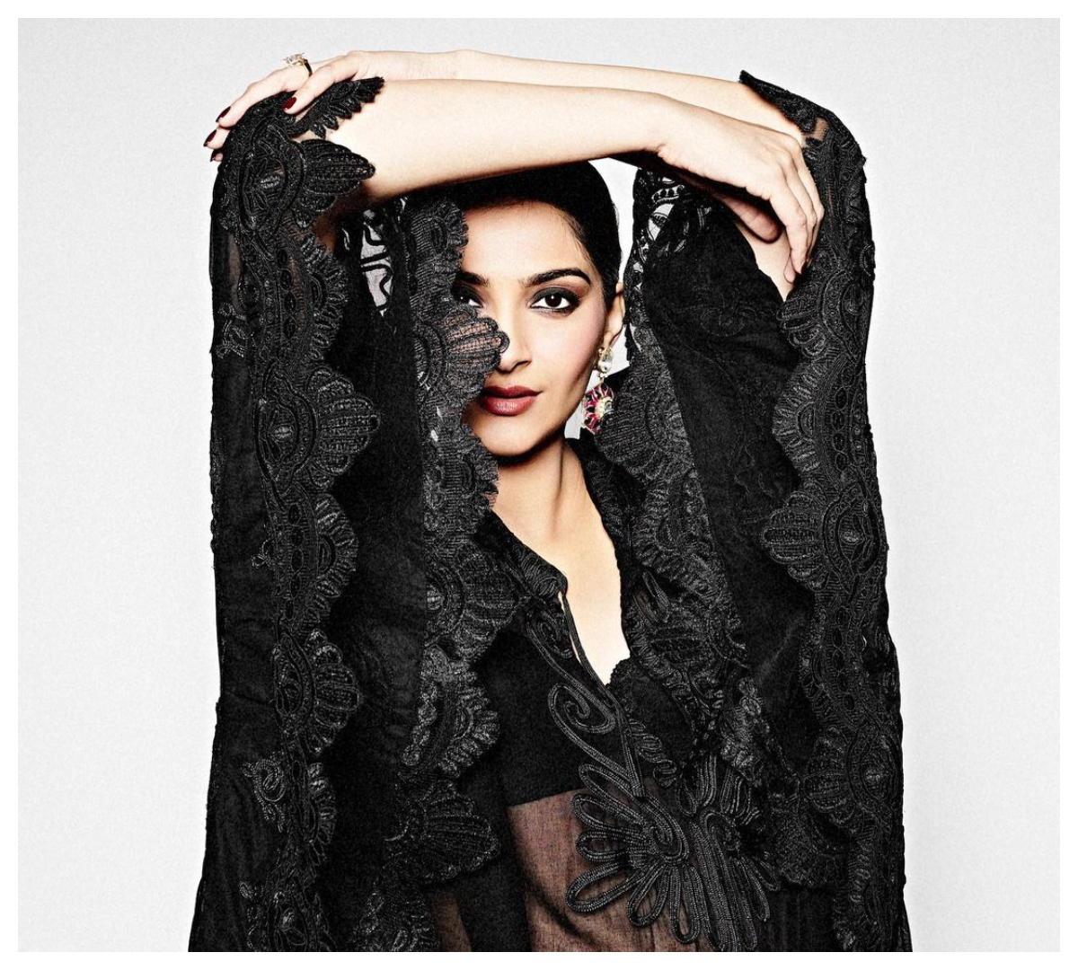 Sonam Kapoor | బ్లాక్ కలర్ డ్రెస్‌లో సోనమ్ కపూర్ బ్యూటిఫుల్ ఫొటోస్‌..