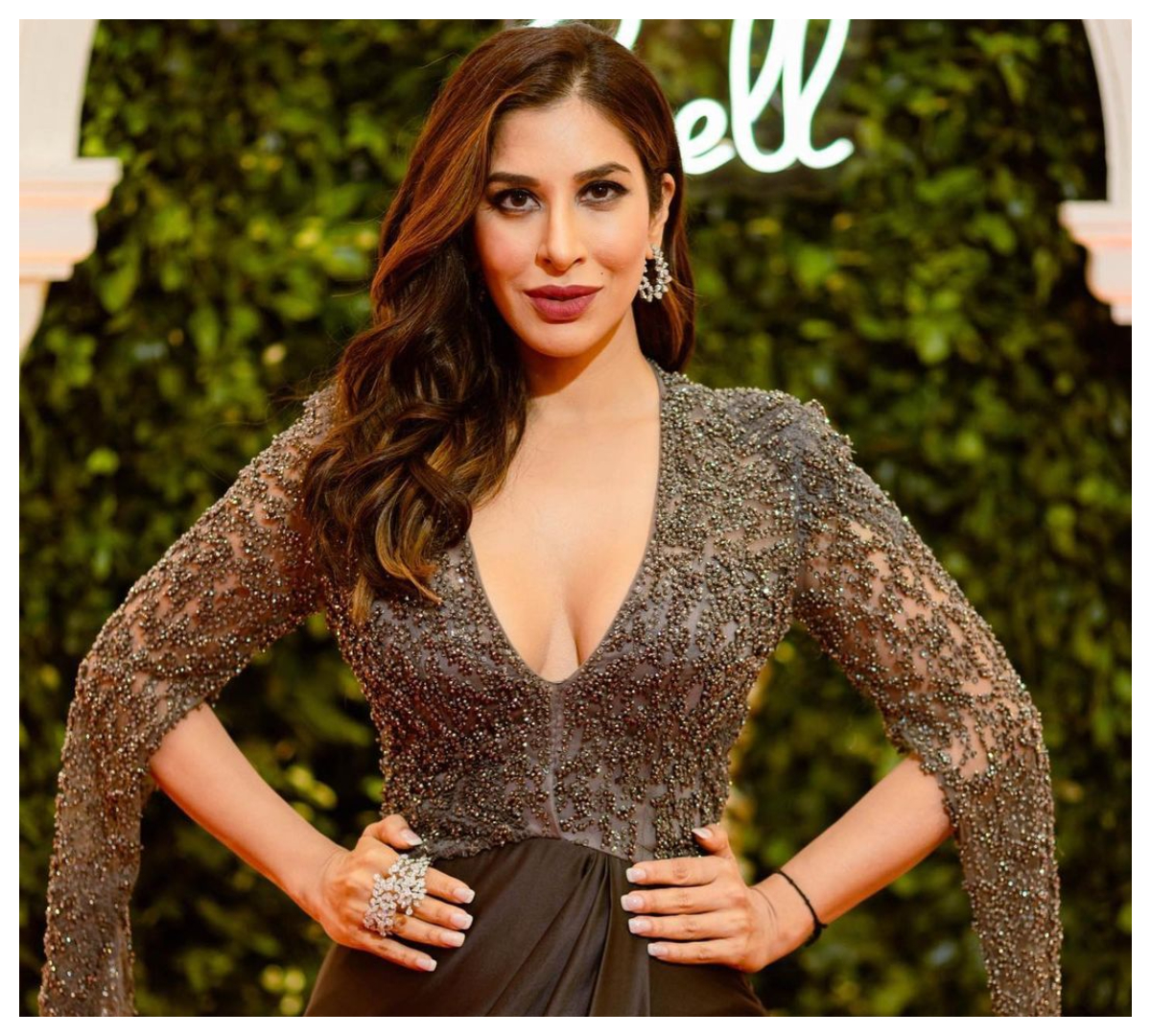 Sophie Choudry | అందంతో సెగ‌లు పుట్టిస్తున్న సోఫీ చౌదరి..