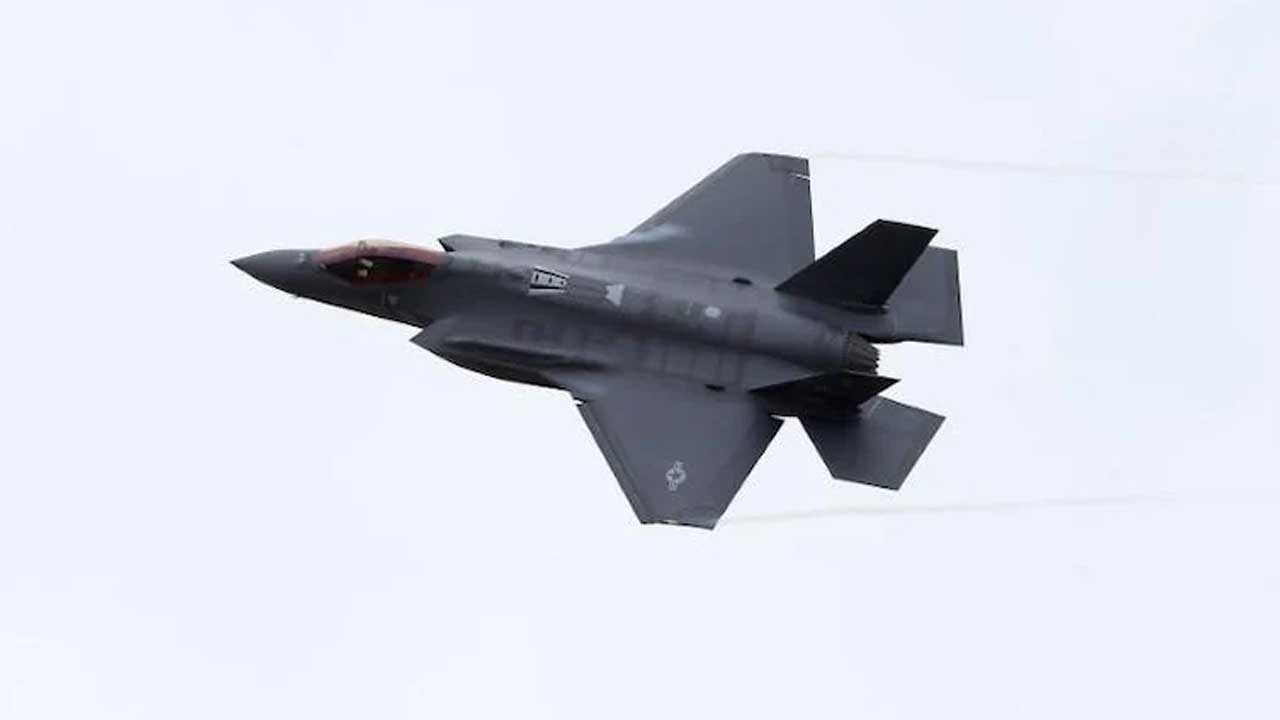 దక్షిణ కొరియాలో ఢీకొన్న వైమానిక దళ విమానాలు.. ముగ్గురు దుర్మరణం