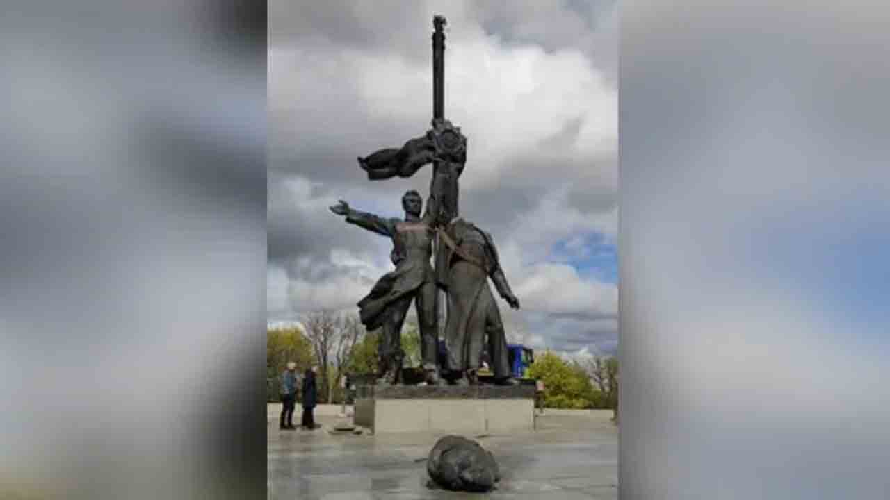 రష్యా-ఉక్రెయిన్ స్నేహానికి చిహ్నంగా ఉన్న… భారీ విగ్రహం ధ్వంసం