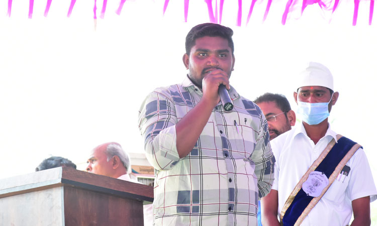 దళితబంధు సహకారంతో జేసీబీ