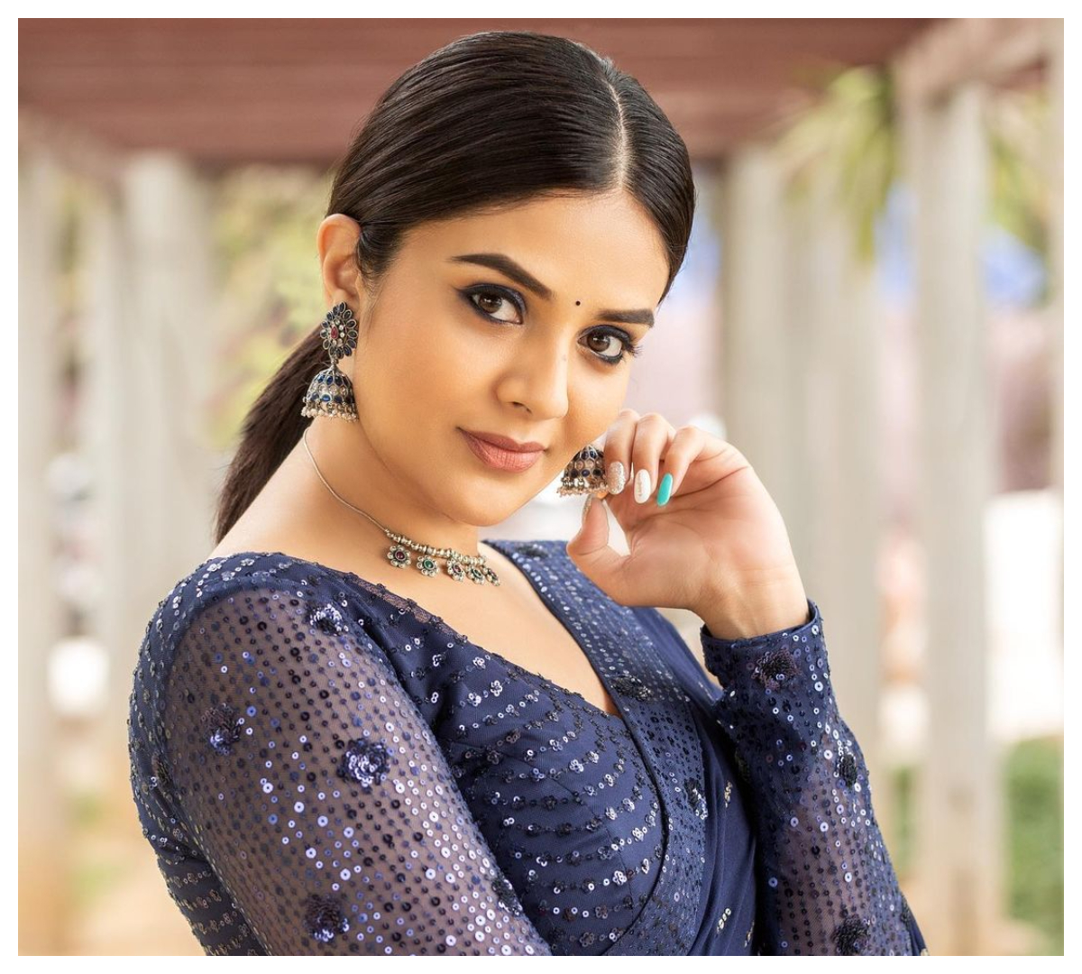 Sreemukhi | బ్లూ క‌ల‌ర్ శారీలో శ్రీ‌ముఖి ధ‌గ‌ధ‌గ‌లు..