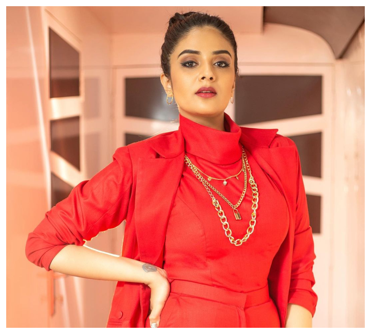 Sreemukhi | అల్ట్రా స్టైలిష్‌ లుక్స్‌లో శ్రీ‌ముఖి..