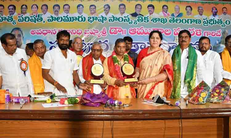 యువ కవులను ప్రోత్సహించాలి