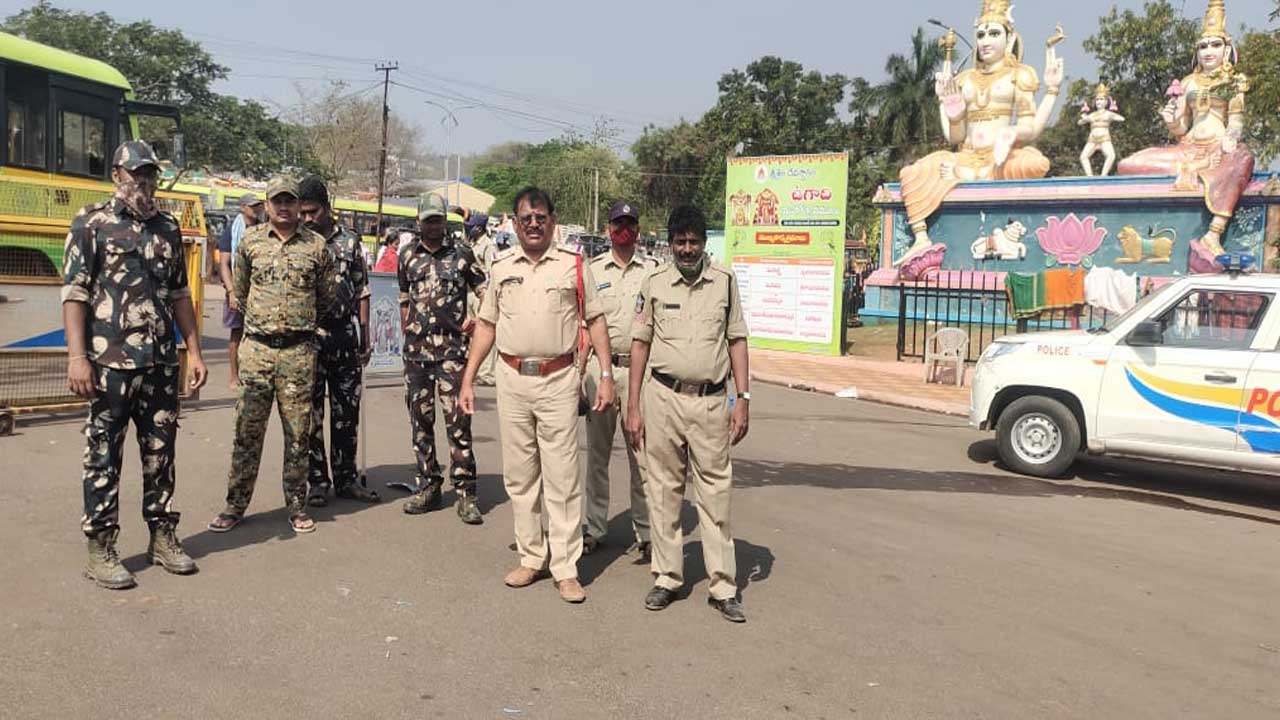 పోలీసుల పహారాలో శ్రీశైలంలో ఉగాది ఉత్సవాలు