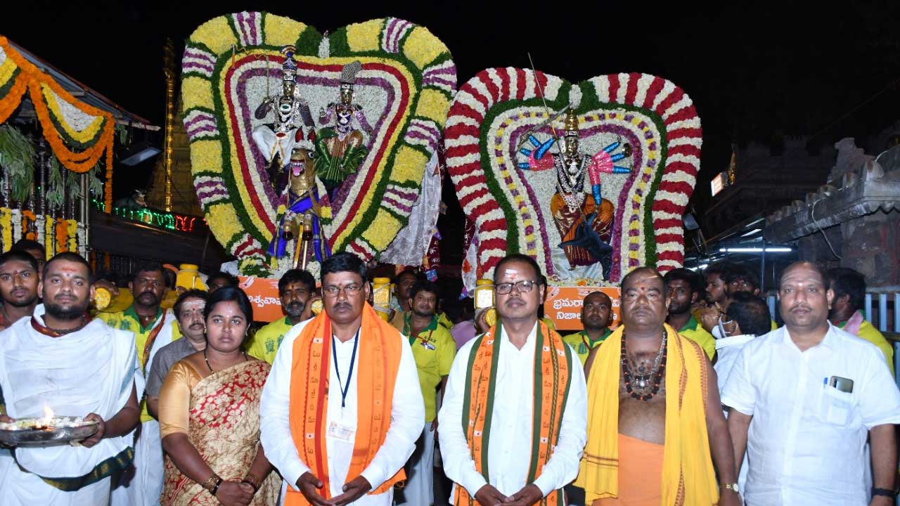 అశ్వవాహనంపై ఆదిదంపతుల విహారం