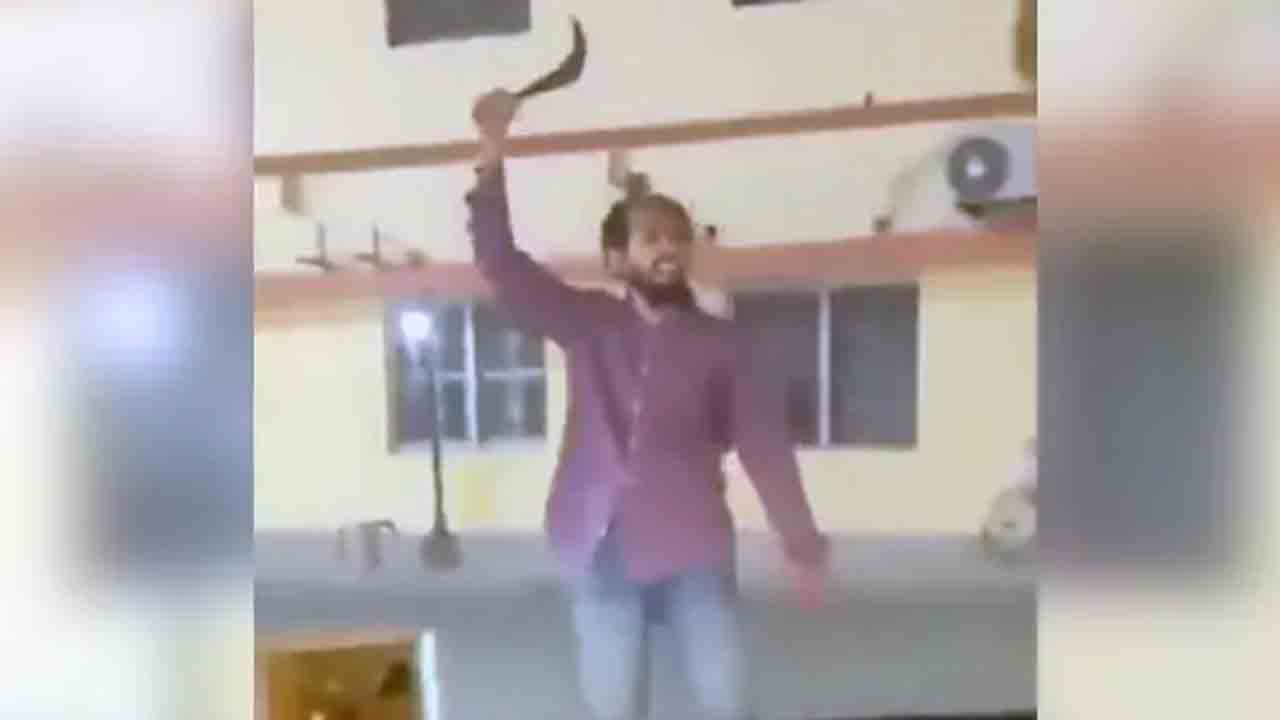 Watch: గోరఖ్‌నాథ్ ఆలయం వద్ద వ్యక్తి హంగామా… పోలీసులపై కొడవలితో దాడికి యత్నం