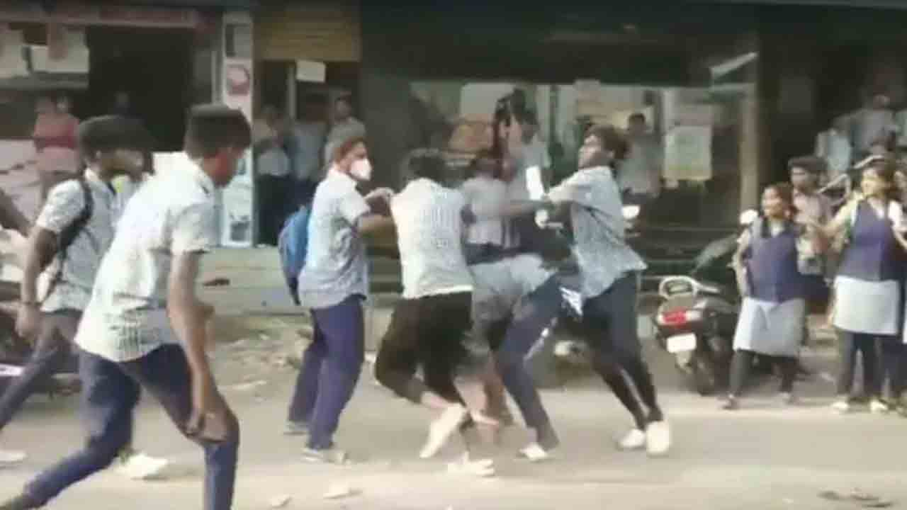 బస్టాండ్‌ వద్ద కొట్టుకున్న విద్యార్థులు… ఎక్కడంటే?