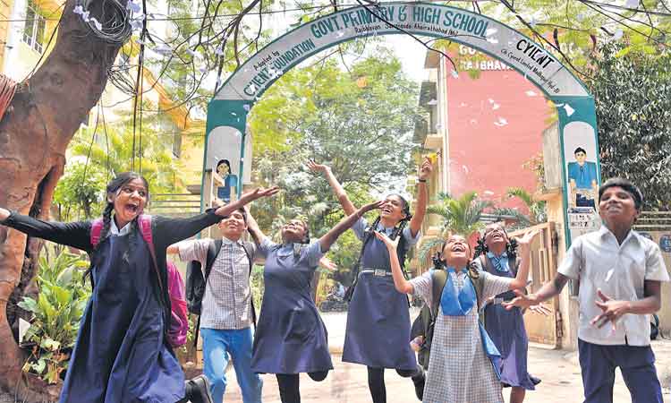 నేటి నుంచి స్కూళ్లకు వేసవి సెలవులు