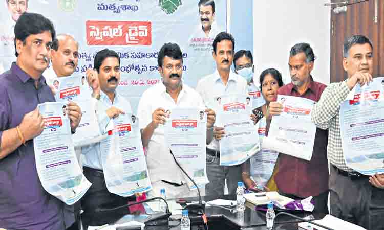 అర్హులకు మత్స్యకార సొసైటీల్లో సభ్యత్వం: మంత్రి తలసాని